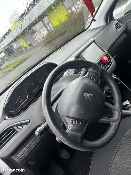 Peugeot 208 2016 photo 3