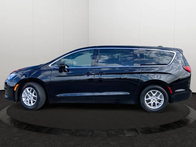 Chrysler Grand Caravan 2025 photo 2