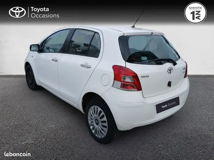 Toyota Yaris 2011 photo 2