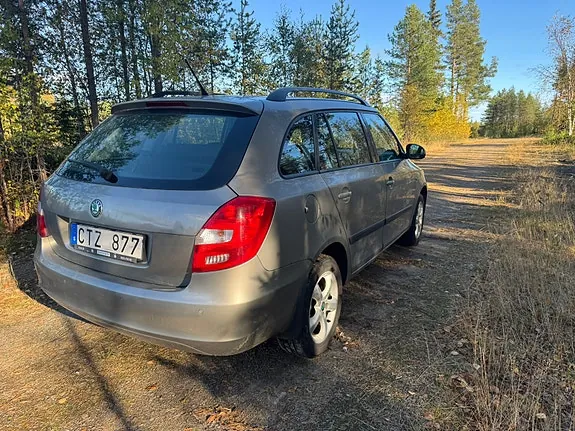 Skoda Fabia 2012 photo 3