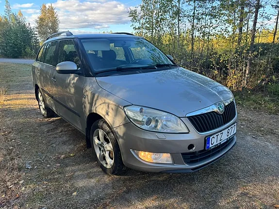 Skoda Fabia 2012 photo 2