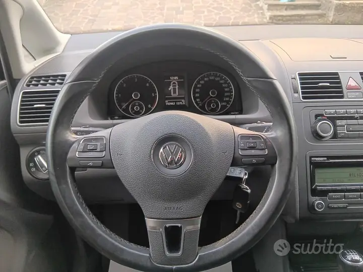 Volkswagen Touran 2011 photo 4