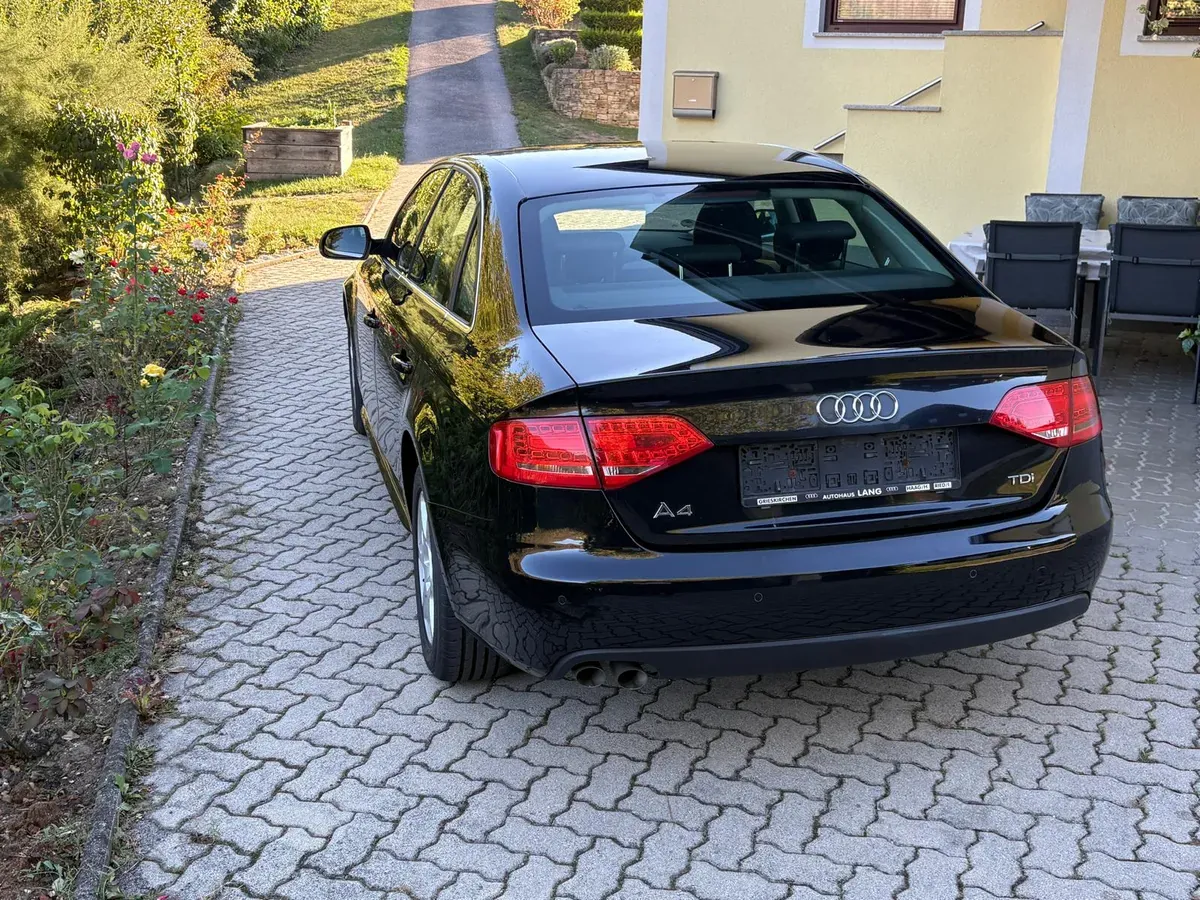 Audi A4 2011 photo 2