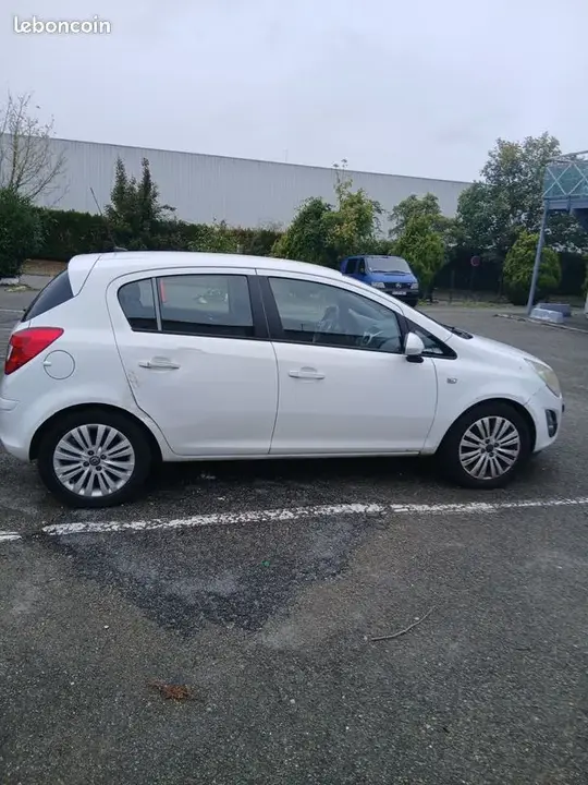 Opel Corsa 2013 photo 2