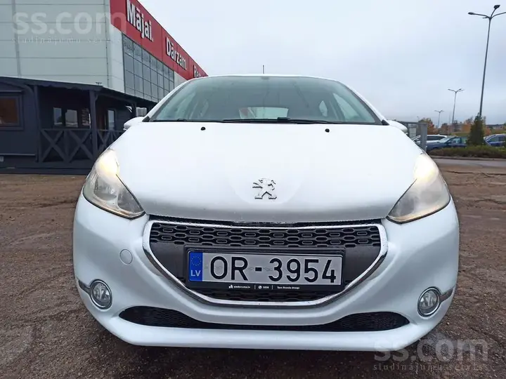 Peugeot 208 2013 photo 3