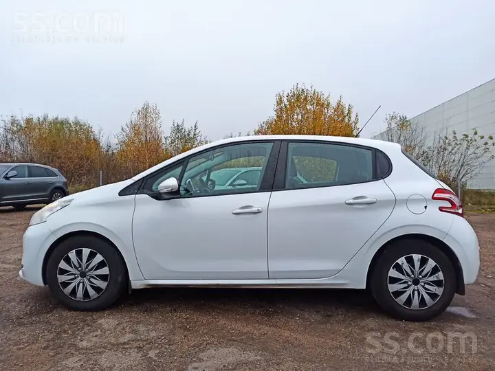 Peugeot 208 2013 photo 4
