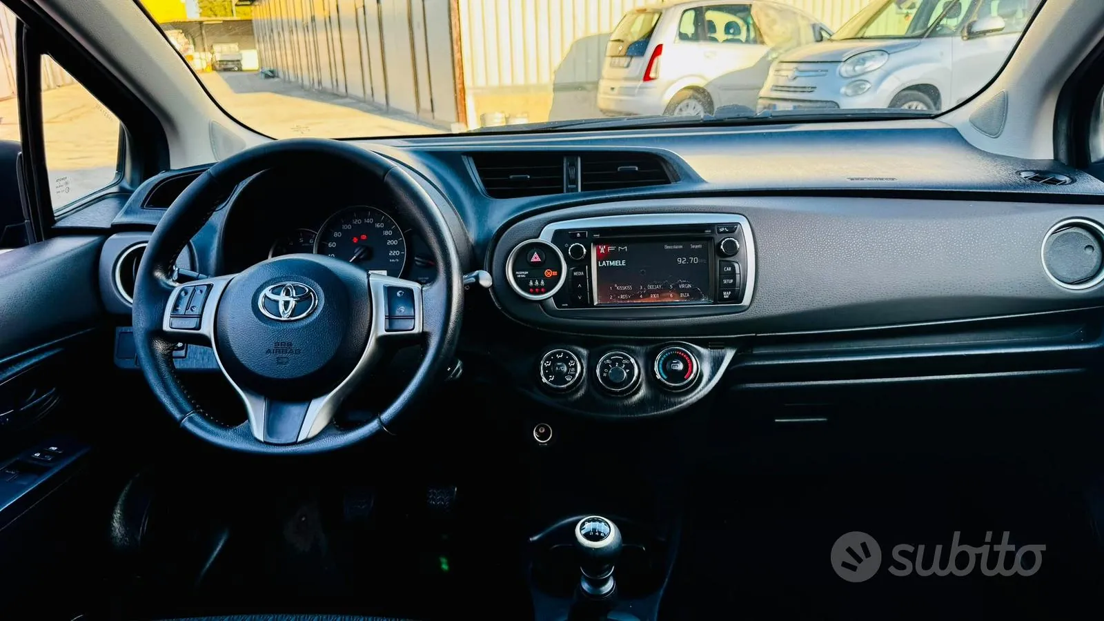 Toyota Yaris 2017 photo 2