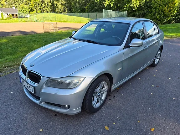 BMW 318D 2012 photo 2