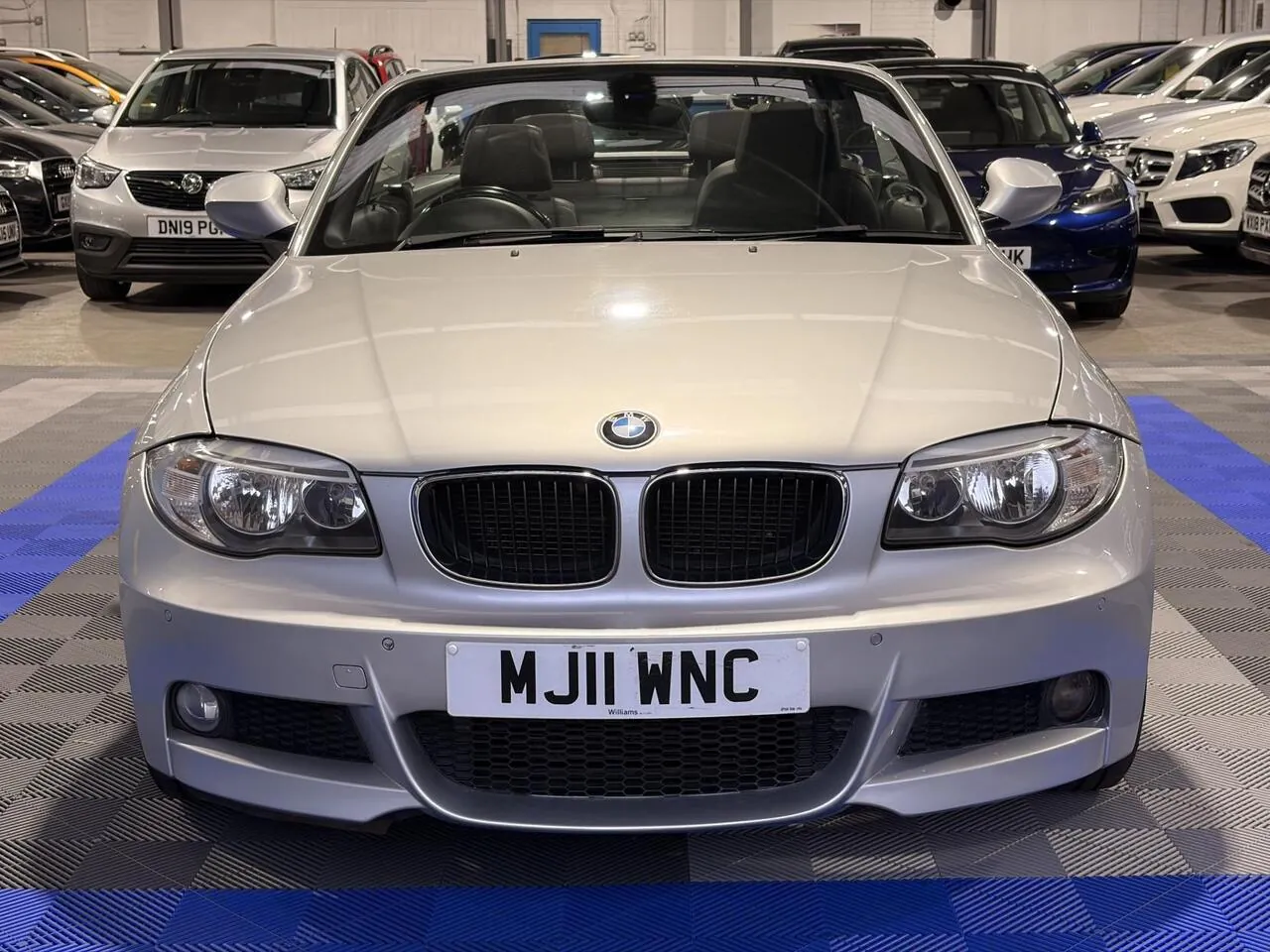 BMW 1 Series 2011 photo 2