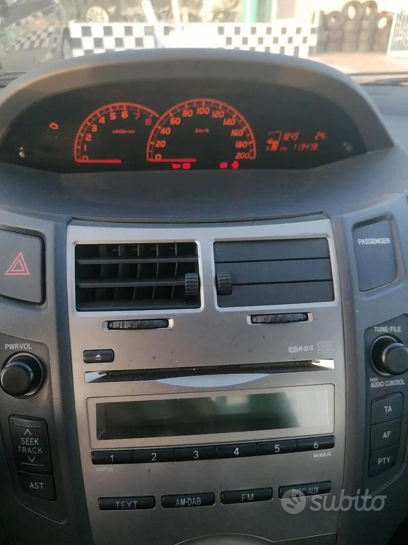 Toyota Yaris 2011 photo 5