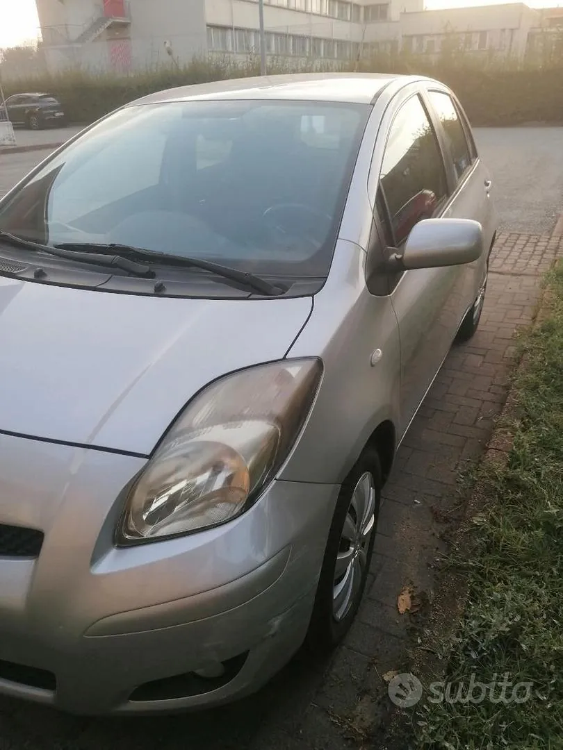 Toyota Yaris 2011 photo 2