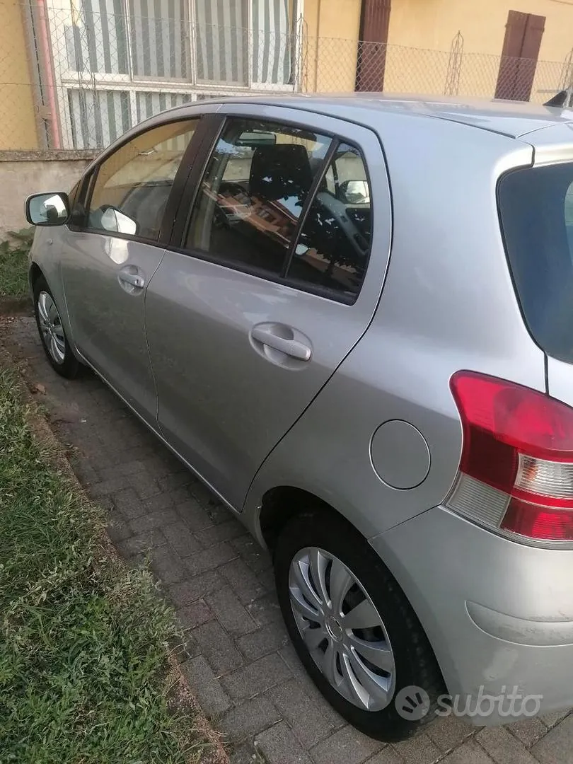 Toyota Yaris 2011 photo 3