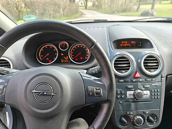 Opel Corsa 2013 photo 2