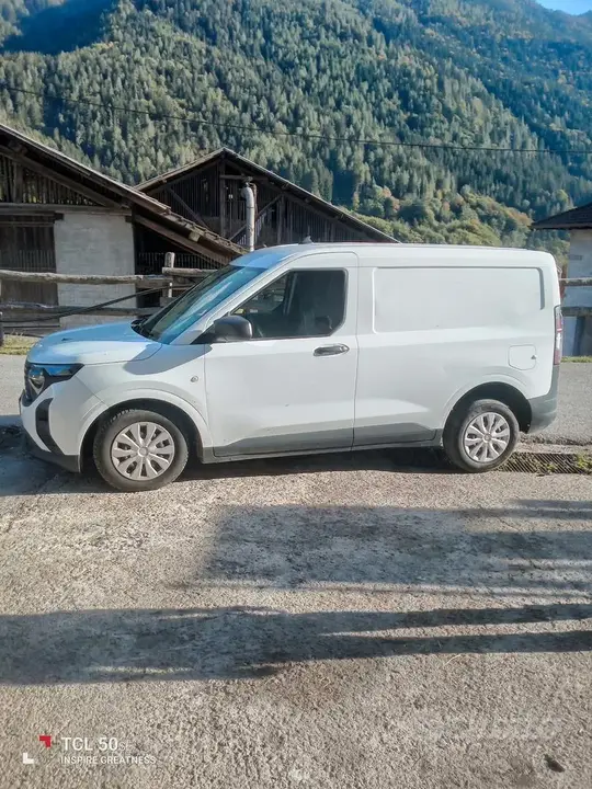 Ford Transit Courier 2024 photo 2