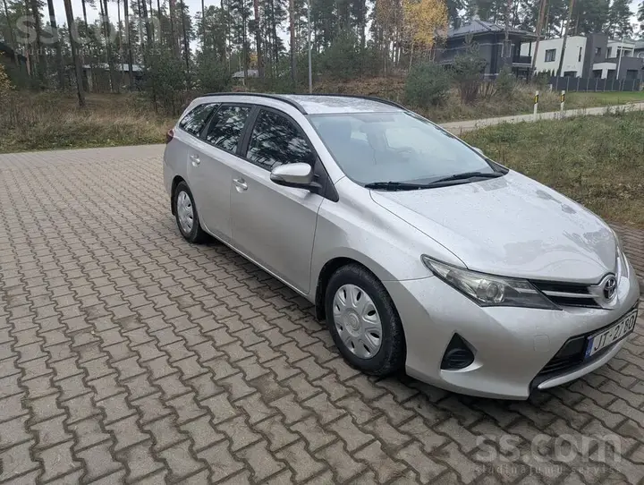 Toyota Auris 2014 photo 2