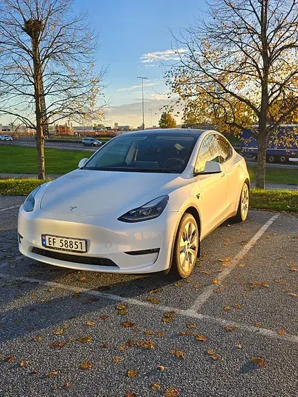 Tesla Model Y 2023 photo 2