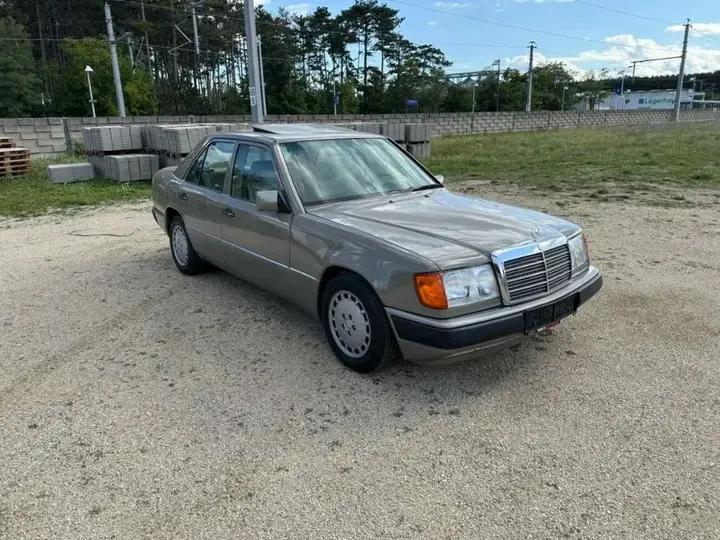 Mercedes-Benz E-Class 1992 photo 3