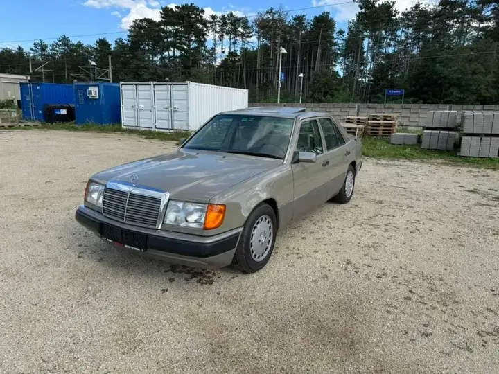 Mercedes-Benz E-Class 1992 photo 2