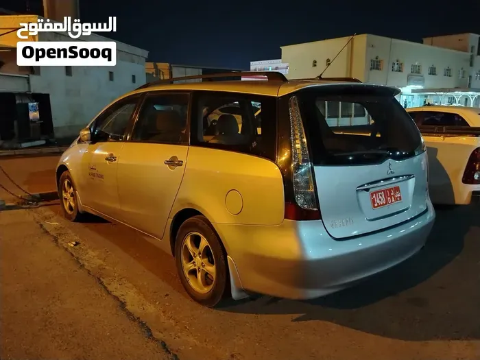 Mitsubishi Grandis 2009 photo 2