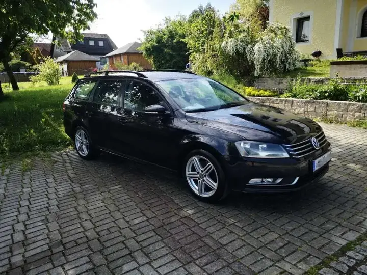 Volkswagen Passat 2011 photo 2