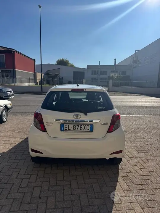 Toyota Yaris 2012 photo 5