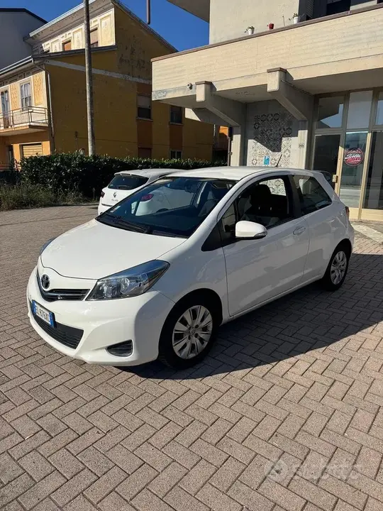Toyota Yaris 2012 photo 3