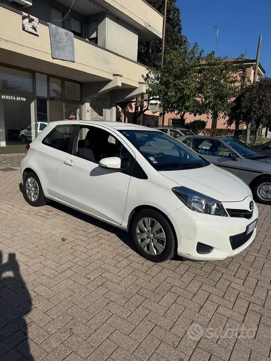 Toyota Yaris 2012 photo 2