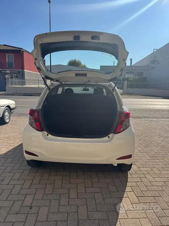 Toyota Yaris 2012 photo 4