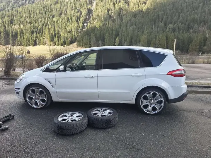 Ford S-Max 2012 photo 3