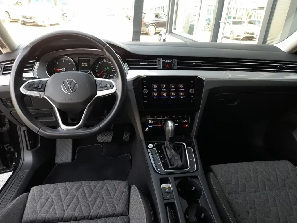 Volkswagen Passat 2023 photo 3