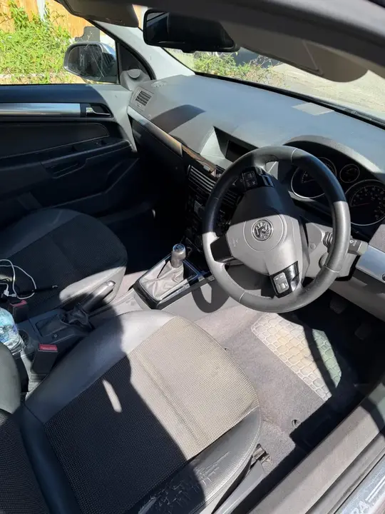 Vauxhall Astra 2010 photo 2