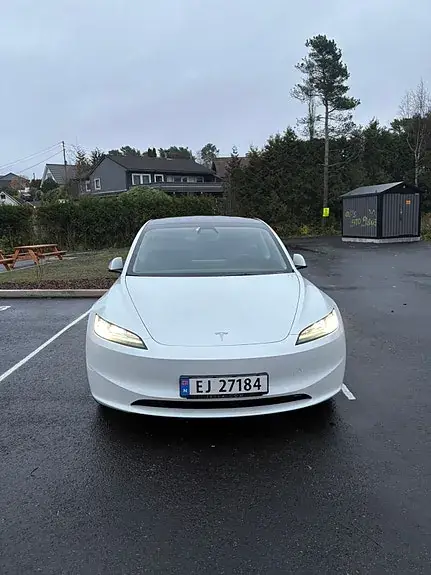 Tesla Model 3 2024 photo 2
