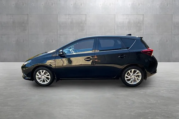Toyota Auris 2017 photo 2
