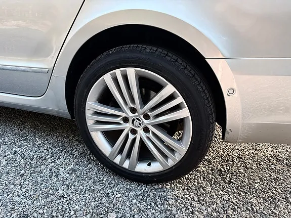 Skoda Superb 2014 photo 4