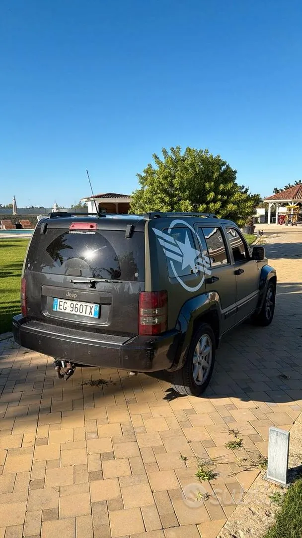 Jeep Cherokee 2011 photo 3