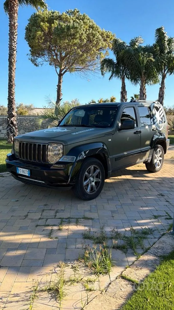 Jeep Cherokee 2011 photo 2