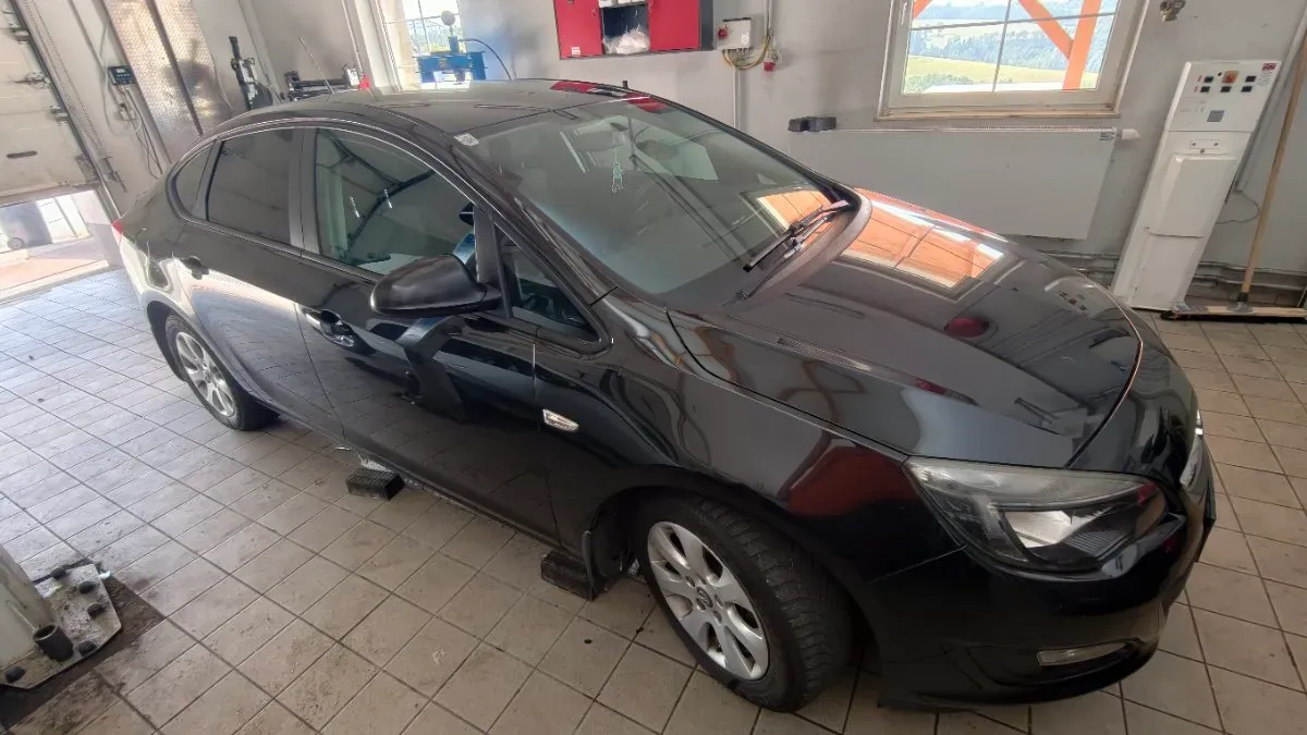 Opel Astra 2012 photo 2