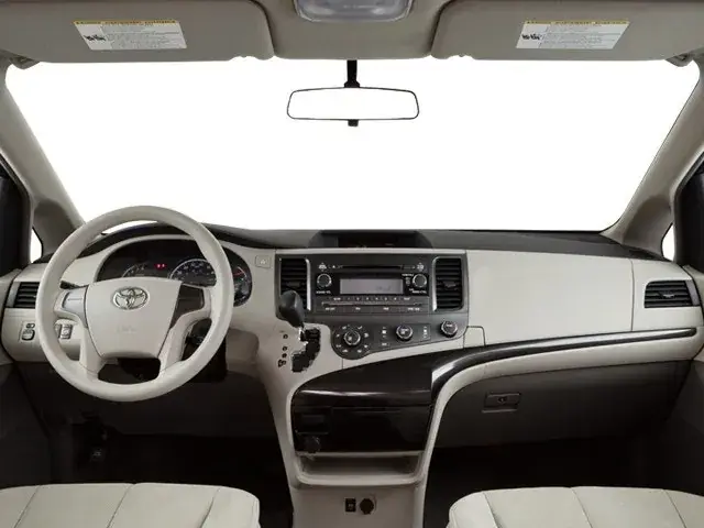 Toyota Sienna 2012 photo 5