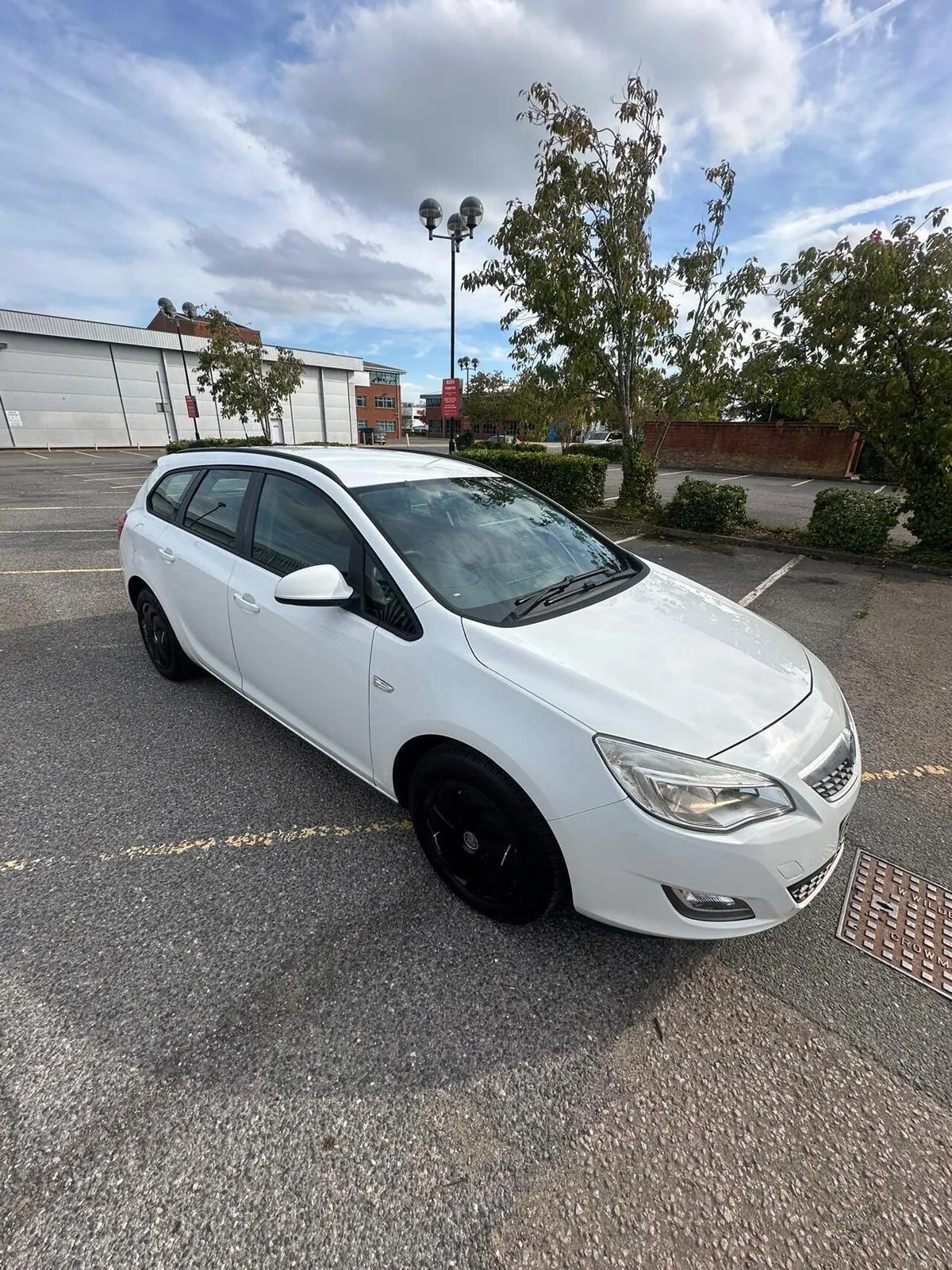 Vauxhall Astra 2011 photo 2