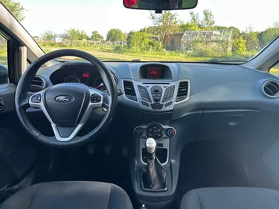 Ford Fiesta 2010 photo 2