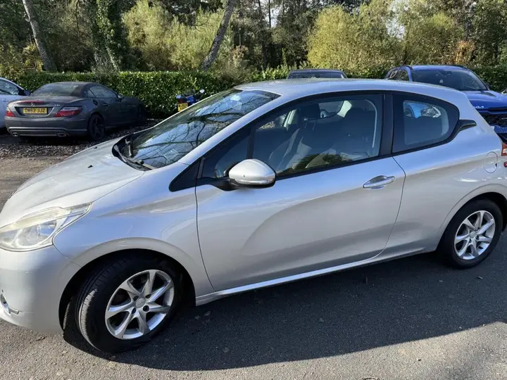 Peugeot 208 2013 photo 3