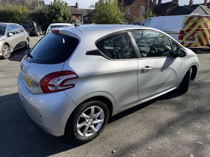 Peugeot 208 2013 photo 5