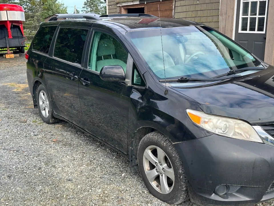 Toyota Sienna 2012 photo 5