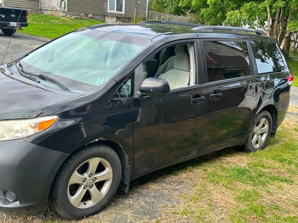 Toyota Sienna 2012 photo 3