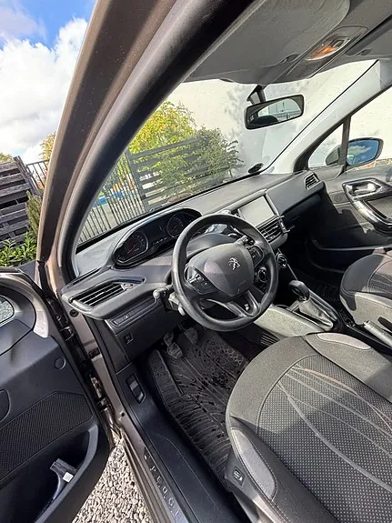 Peugeot 208 2012 photo 2
