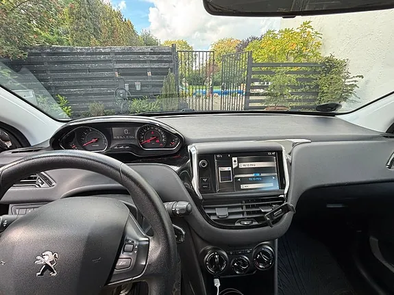Peugeot 208 2012 photo 4