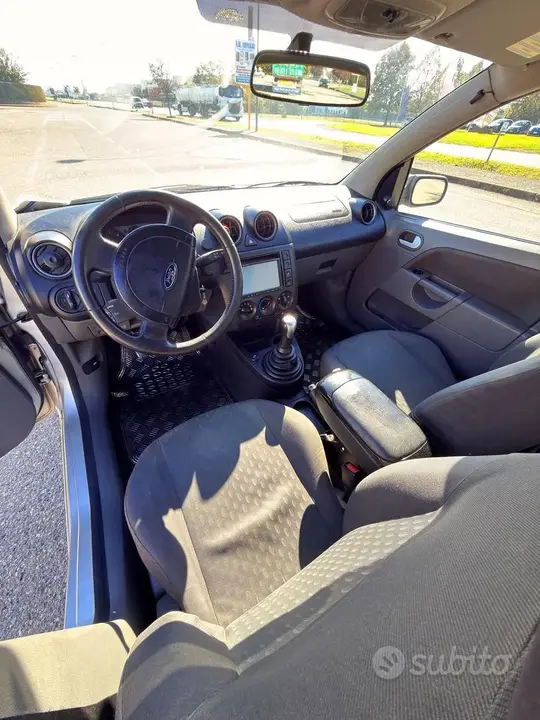 Ford Fiesta 2003 photo 4