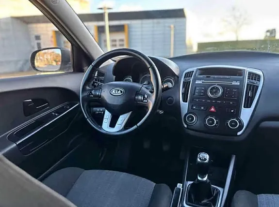 Kia Ceed 2010 photo 3