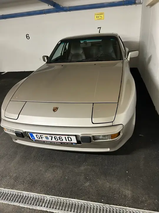 Porsche 944