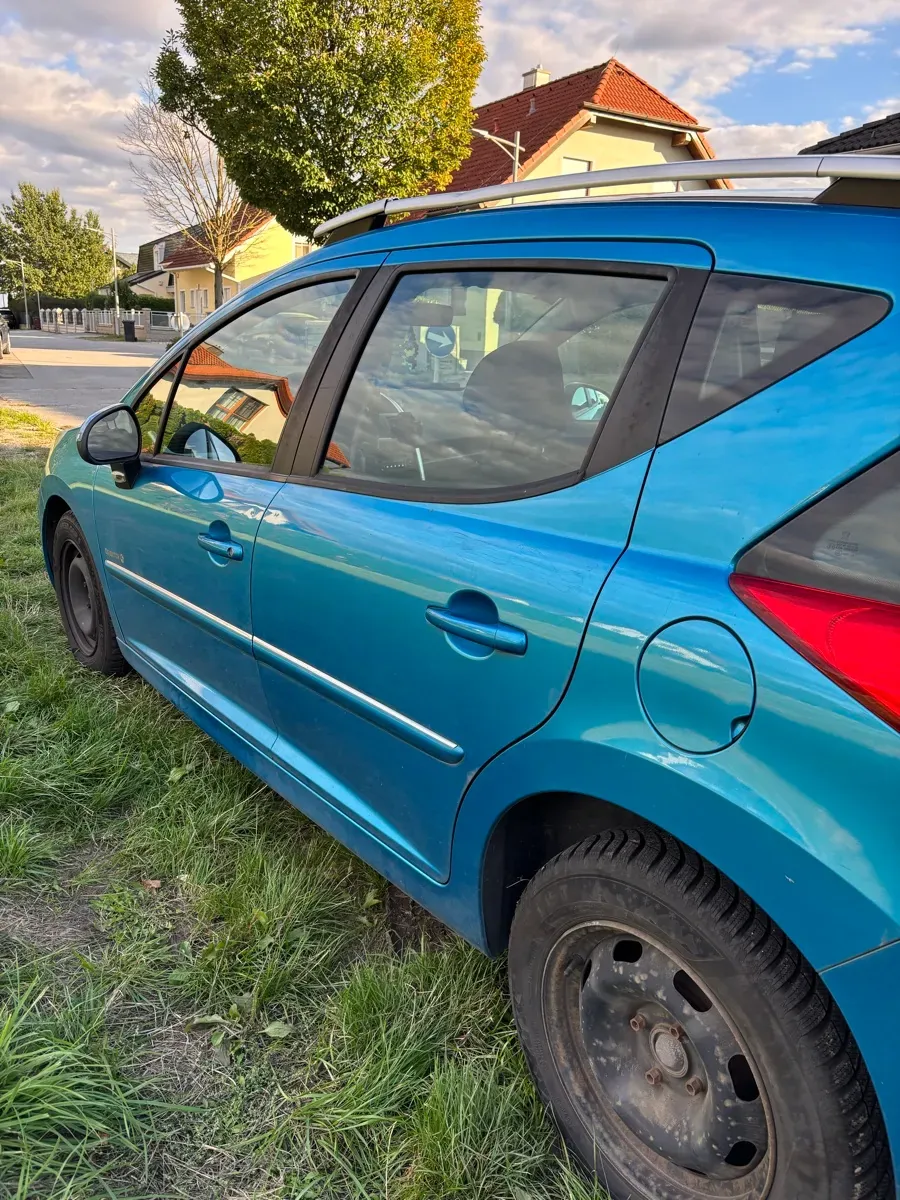 Peugeot 207 2011 photo 3